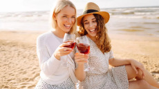 Αλκοόλ: Πόσο κακό είναι ένα ποτηράκι παραπάνω; Οι ποσότητες που χτυπούν «κόκκινο» στον οργανισμό