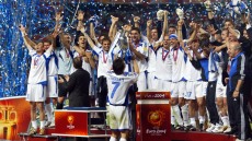 Όταν η Ελλάδα τρέλανε την Ευρώπη σηκώνοντας το Euro 2004 - Τι κάνουν 21 χρόνια μετά οι πρωταθλητές Ευρώπης