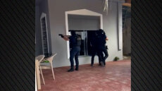 Αστυνομικοί μπουκάρουν σε σπίτια στον Ασπρόπυργο από τα παράθυρα - Όπλα σε κρεβάτια και φυσίγγια σε σακούλες, δείτε βίντεο από την επιχείρηση