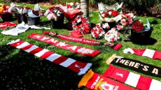 Ντιόγκο Ζότα: Φίλοι της Λίβερπουλ έξω από το Άνφιλντ αφήνουν λουλούδια, κασκόλ και φανέλες