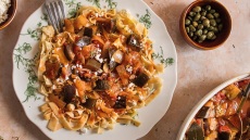 Φλωμάρια με μελιτζάνες στιφάδο