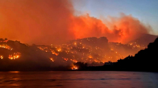 Φωτιά στην Ιεράπετρα: Σε τρία μέτωπα η μάχη - Εκκενώθηκαν 5 οικισμοί, κάηκαν σπίτια, ενισχύονται οι δυνάμεις 