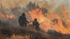 Φωτιά στην Ιεράπετρα: Χωρίς ενιαίο μέτωπο αλλά με διάσπαρτες εστίες - Ανησυχία για τους ισχυρούς ανέμους
