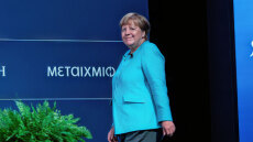 Πώς η Μέρκελ κράτησε την Ελλάδα στο ευρώ: Οι δραματικές στιγμές της διαπραγμάτευσης, το δημοψήφισμα και ο Σόιμπλε