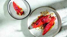 Πιπεριές Φλωρίνης γεμιστές με πλιγούρι και καλαθάκι Λήμνου