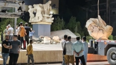 Συρία: Έντονες αντιδράσεις προκαλεί η πτώση ενός αγάλματος στο Χαλέπι - Δείτε βίντεο