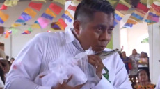 Δήμαρχος  πόλης του Νότιου Μεξικού παντρεύτηκε έναν αλιγάτορα - Βίντεο 