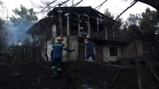 Σε ολονύχτια επιφυλακή η Πυροσβεστική για τις αναζωπυρώσεις στη φωτιά στο Πικέρμι - Κάηκαν σπίτια, απεγκλωβίστηκαν κάτοικοι