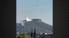 Βίντεο: Συντονισμένες ρίψεις νερού για τον περιορισμό της φωτιάς στο Πικέρμι