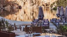 Αbra Ovata: H fusion γαστρονομία του John Skotida στη μαγική λίμνη Βουλιαγμένης