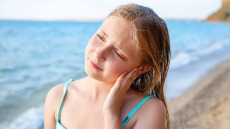 Πώς αντιμετωπίζεται η πιο συχνή ωτίτιδα του καλοκαιριού