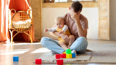 Οι «ψυχικά αναστατωμένοι» νέοι μπαμπάδες επηρεάζουν την ανάπτυξη του παιδιού