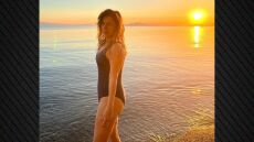 Η Δήμητρα Παπαδοπούλου φωτογραφίζεται στις διακοπές της μπροστά στο ηλιοβασίλεμα