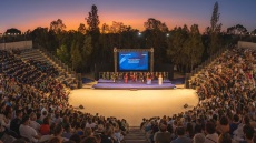 Γονείς μοιράζονται τα συναισθήματα τους στην αποφοίτηση των παιδιών τους