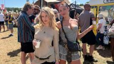 Η αδερφή της Κέιτ Μος αντέγραψε την εμβληματική της εμφάνιση στο Glastonbury το 2005