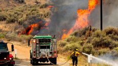 ΗΠΑ: Μάχη για να τεθεί υπό έλεγχο η πυρκαγιά «Μάδρε», η μεγαλύτερη που έχει εκδηλωθεί φέτος στην Καλιφόρνια