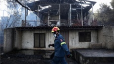 Σε ύφεση η φωτιά στη Ραφήνα, καλύτερη η εικόνα στην Ιεράπετρα - Συνεχίζεται η μάχη σε διάσπαρτες εστίες σε Αττική και Κρήτη