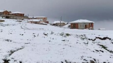 Ο καιρός τρελάθηκε στην Τουρκία: Πυρκαγιές στα δυτικά, χιόνι στα βορειοανατολικά