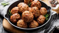 Τέλειοι κεφτέδες από τον Μανώλη Παπουτσάκη και τη Μαντώ Ηλιοπούλου