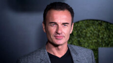 Τζούλιαν ΜακΜάχον: Η γενναία μάχη με τον καρκίνο, οι τρεις γάμοι και ο «Κρίστιαν Τρόι»
