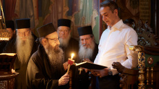 Στη Μονή Σίμωνος Πέτρας με τον γιο του ο Κυριάκος Μητσοτάκης - Οι μοναχοί τέλεσαν τρισάγιο στη μνήμη των γονέων του 