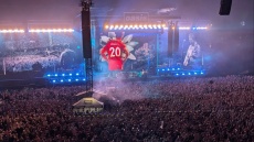 Βίντεο: Ρίγη συγκίνησης στη συναυλία των Οasis στο Κάρντιφ, αφιέρωσαν το «Live Forever» στον αδικοχαμένο Ζότα 