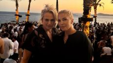 Στη Μύκονο η Ρέμπελ Γουίλσον με τη σύζυγό της - Δείτε φωτογραφίες