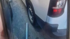 Πάτρα: Σωλήνας έφυγε από οικοδομή και έπεσε πάνω σε αυτοκίνητα - Στο ένα βρισκόταν μητέρα με τα παιδιά της