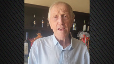 Ο ακμαιότατος Γιάτσεκ Γκμοχ επέστρεψε στο... Ελλάντα και στο αγαπημένο του ζαχαροπλαστείο - Δείτε βίντεο