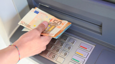 Επίδομα 250 ευρώ: Ποιοι το χάνουν, πότε θα δοθεί
