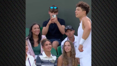 Βρείτε κάποιον να σας κοιτάει όπως η Τρίνιτι Ρόντμαν τον Μπεν Σέλτον - Ο επόμενος λαμπερός έρωτας στο χώρο αθλητισμού - Βίντεο 