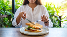 Καρκίνος Παχέος Εντέρου: Η «ένοχη» διατροφή που αυξάνει τον κίνδυνο κατακόρυφα - Ποια τρόφιμα προστατεύουν