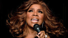 Gloria Gaynor στο protothema.gr: «Δεν μπορώ να φανταστώ τη ζωή μου χωρίς να τραγουδάω»
