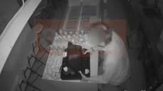 Κορωπί: Συμμορία «άδειασε» πέντε καταστήματα σε μία μέρα – Βίντεο από τη δράση της