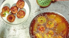 Το τυρί, το σχήμα, το τηγάνι: Τα μυστικά των σεφ για θεϊκούς κολοκυθοκεφτέδες