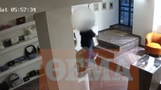 Διαρρήκτης «άδειασε» γνωστό κατάστημα τσαντών στο Κολωνάκι και... επέστρεψε για να κλείσει τον γενικό – Βίντεο ντοκουμέντα