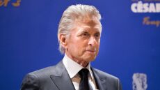 Από παραγωγός στη «Φωλιά του Κούκου» έως αδίστακτος χρηματιστής και εραστής της Σάρον Στόουν, ο Μάικλ Ντάγκλας τα έκανε όλα και αποσύρεται: Οι εμβληματικοί ρόλοι του