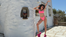 Η Μαρία Σολωμού δηλώνει «καλοκαιρινός τύπος» και φωτογραφίζεται με ροζ μπικίνι στην Πάρο
