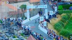 Γύρος Γαλλίας: Απίστευτες εικόνες με θεατές να ανεβαίνουν σε τάφους για να παρακολουθήσουν τον αγώνα - Βίντεο, φωτογραφίες 