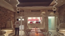 One Burger: Νόστιμα smash burger σ’ έναν χώρο που δεν περιμένεις στην Αθήνα