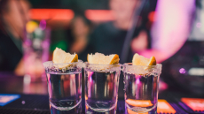 Ανήλικοι καταρρέουν από το αλκοόλ παρά τις απαγορεύσεις - Σοβαρά περιστατικά μέθης σε όλη τη χώρα
