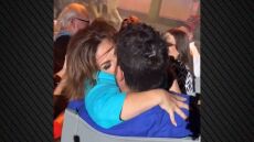 Η Βίκυ Σταυροπούλου και ο Αλέξης Γεωργούλης συναντήθηκαν σε παράσταση... και φιλήθηκαν στο στόμα - Δείτε βίντεο