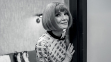 Άννα Γουίντουρ: Η γυναίκα που άλλαξε την εικόνα της μόδας, ηγήθηκε της «Vogue» για τέσσερις δεκαετίες και ενέπνευσε μια ολόκληρη γενιά
