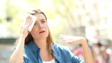 Καύσωνας: Τα συμπτώματα της ηλίασης – Ποιοι κινδυνεύουν περισσότερο από θερμοπληξία – Οδηγίες προφύλαξης
