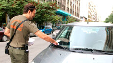 Παράνομη στάθμευση: Παραγράφονται μετά την τριετία οι «ξεχασμένες» κλήσεις των δήμων