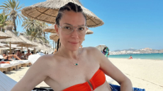 Η Βίκυ Καγιά χαλαρώνει σε παραλία στην Ίμπιζα - Δείτε φωτογραφίες