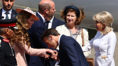 Βρετανία: Ο πρίγκιπας Ουίλιαμ και η Κέιτ Μίντλετον υποδέχθηκαν τους Μακρόν στην αεροπορική βάση RAF Northolt