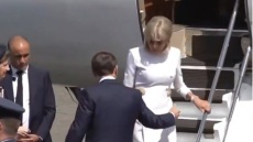 Νέο επεισόδιο Μακρόν -  Μπριζίτ: Δεν του έδωσε το χέρι της όταν κατέβαινε τις σκάλες του αεροπλάνου στο Λονδίνο - Δείτε βίντεο 