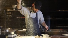 24 ώρες στο Manari: Όλο το παρασκήνιο από το άνοιγμα μέχρι το κλείσιμο της ταβέρνας