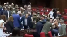 Άγρια συμπλοκή στο κοινοβούλιο της Αρμενίας: Βουλευτής του κυβερνώντος κόμματος επιτέθηκε σε μέλος της αντιπολίτευσης